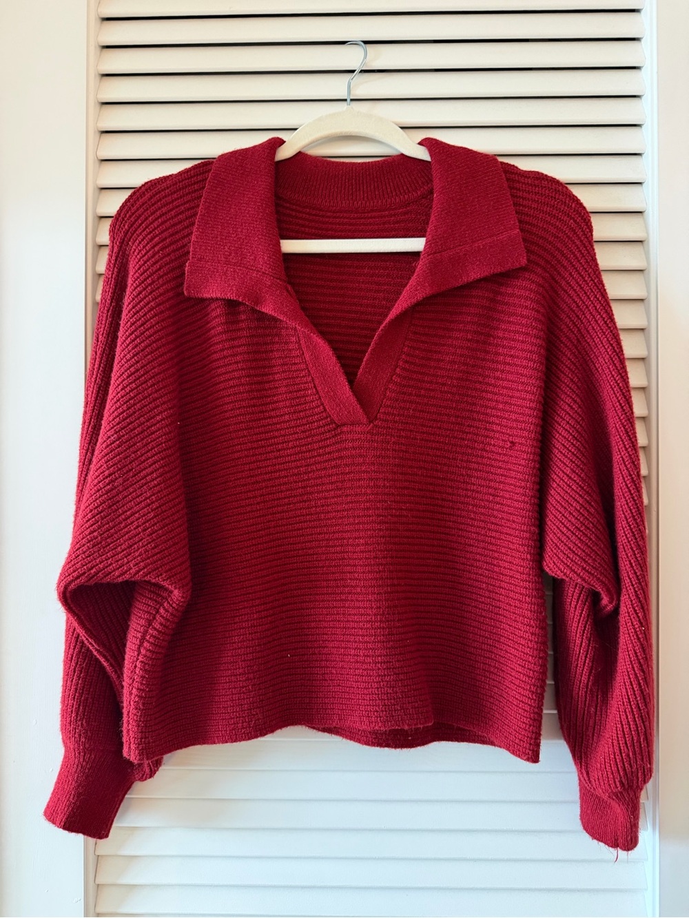 Relaxed V-Neck Ribbed Sweater in Red